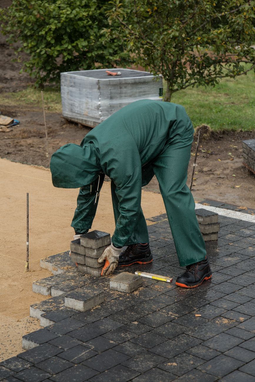 Kaip teisingai pasirinkti trinkelių klojimo specialistą Kaune: praktinis vadovas namų savininkams